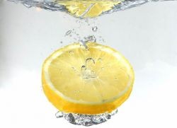 Kahjustuse sidruni vesi